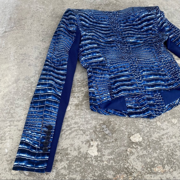 BCBG Blue Croc Printed Fitted Blazer - Picture 5 of 9